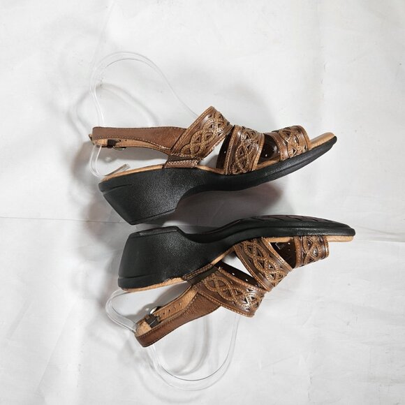 Clarks Artisan Women's Brown Wedge Sandals Crisscross Straps Buckle Back Sz 6.5W - Picture 5 of 8